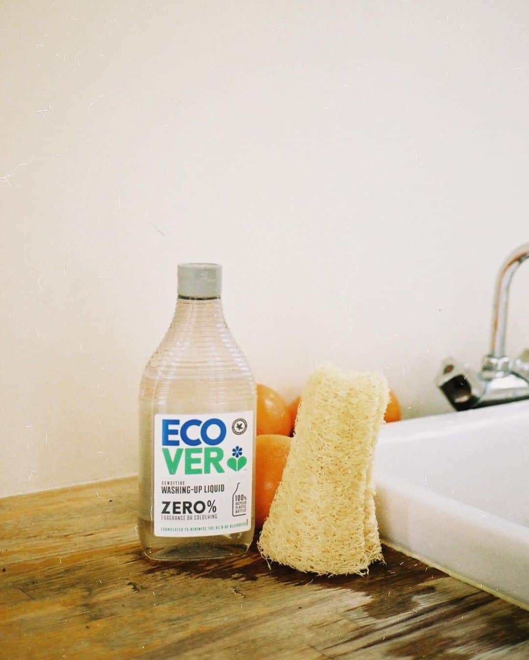 栗山遥さんのインスタグラム写真 - (栗山遥Instagram)「1979年にベルギーで創業してから今まで、人と環境に優しい植物由来の洗剤を作り続けているエコベール🌎 洗浄後の排水が生分解されて自然に戻るから、環境に影響を与えることがほとんどない✨ そして、ボトルは100%再生プラスチックで、CO2排出量を70%以上削減しているそう。 ヘチマのスポンジでモコモコ泡がたって、油汚れもしっかり落としてくれる。中でもこのECOVER ZEROのシリーズは、無香料・無着色で、英国アレルギー協会に認定(イギリスでアレルギーに悩む人々が商品を購入する際に目安となる認定)されるほど、肌に優しい。わたしは手袋をしないと洗い物が出来ないくらい、食器用洗剤で手が荒れてしまうのだけど、エコベールでは洗い流した後の手の乾燥がとても少なかった！  何よりもこのブランドは、原材料の調達や、水の使用量、CO2の排出量まで、今よりももっと良い状態を常に目指していて、環境と人に対する優しさ、こだわり、強い意思がとても素敵🌱  #エコベールいたわり#エコベール#ECOVER#COVERYourHands#エコベールゼロ#ecover#pr」5月21日 20時36分 - harukakuriyama