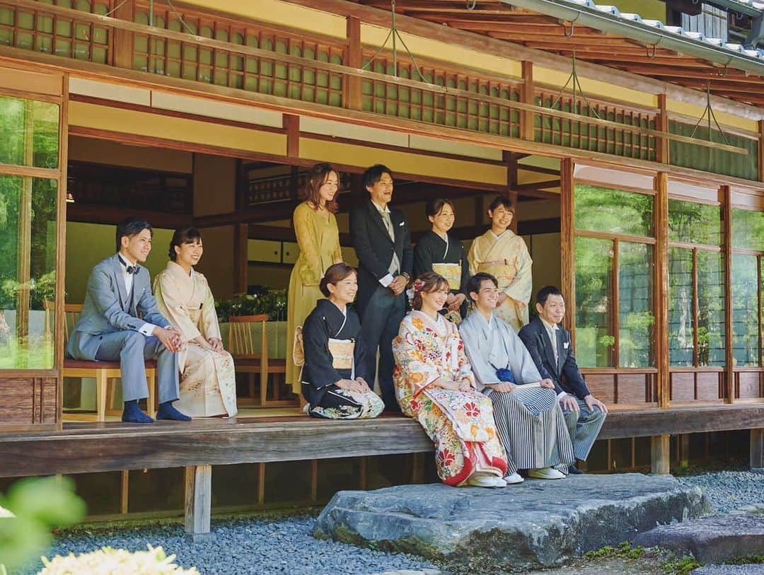 のインスタグラム：「【縁側でご家族写真】 カメラ目線の写真もステキですが、 ご家族の自然な表情の写真も良いですね  桜鶴苑を貸切にしてご家族との大切な一日をお過ごしください  ▷▶︎広大な日本庭園と大正邸宅内見学付き♪ご検討内容に合わせたプラン、お見積もりをご提案致します！季節の食材を使用した京懐石の無料試食付き！桜鶴苑の京懐石をご堪能くださいませ ・ その他ブライダルフェアも同時開催！ おふたりの希望に合わせたブライダルフェアへご参加くださいませ🌷 ・  桜鶴苑 なら毎週 #ブライダルフェア 開催中！ ブライダルフェアのご予約は  https://www.kyoto-okakuen.com/wedding/ インスタグラムのTOPからCHECK✔︎ >>>@okakuen  ◎当日予約可能◎ 京都の観光名所『南禅寺』『平安神宮』の近く！ 地下鉄東西線蹴上駅 徒歩7分 お気軽にお電話くださいませ ☏075-771-4111  #結婚式 #挙式 #披露宴 #神前式 #人前式 #神社式 #和婚 #和装 #京都 #kyoto #京都結婚式 #京都婚 #神社 #仏閣 #白無垢 #色打掛 #京都前撮り #前撮り #大人婚 #少人数婚 #家族婚 #京都プレ花嫁 #京都花嫁 #京都ウェディング #桜花嫁 #京都デート」