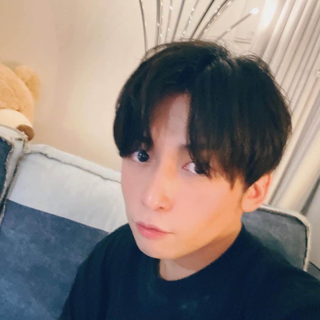Geroのインスタグラム：「髪切った。スッキリした。えぇ感じ。 梅雨めっちゃダルい。」