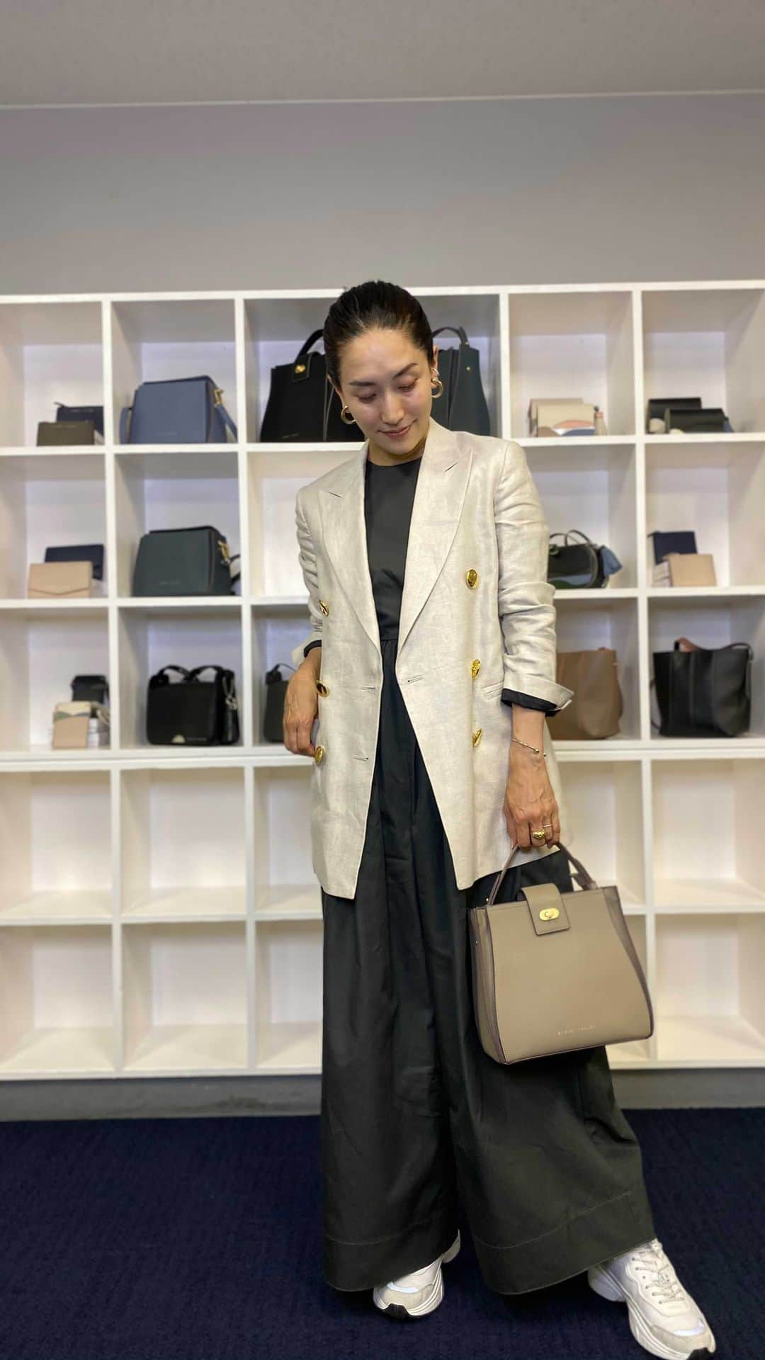 亀恭子のインスタグラム：「今月までに @samuelashleyjapan をフォローすると本日紹介したバッグいずれかを抽選で3名様にプレゼント。 また、LINEの友達登録かメルマガ登録で10%オフクーポンがもらえます。」