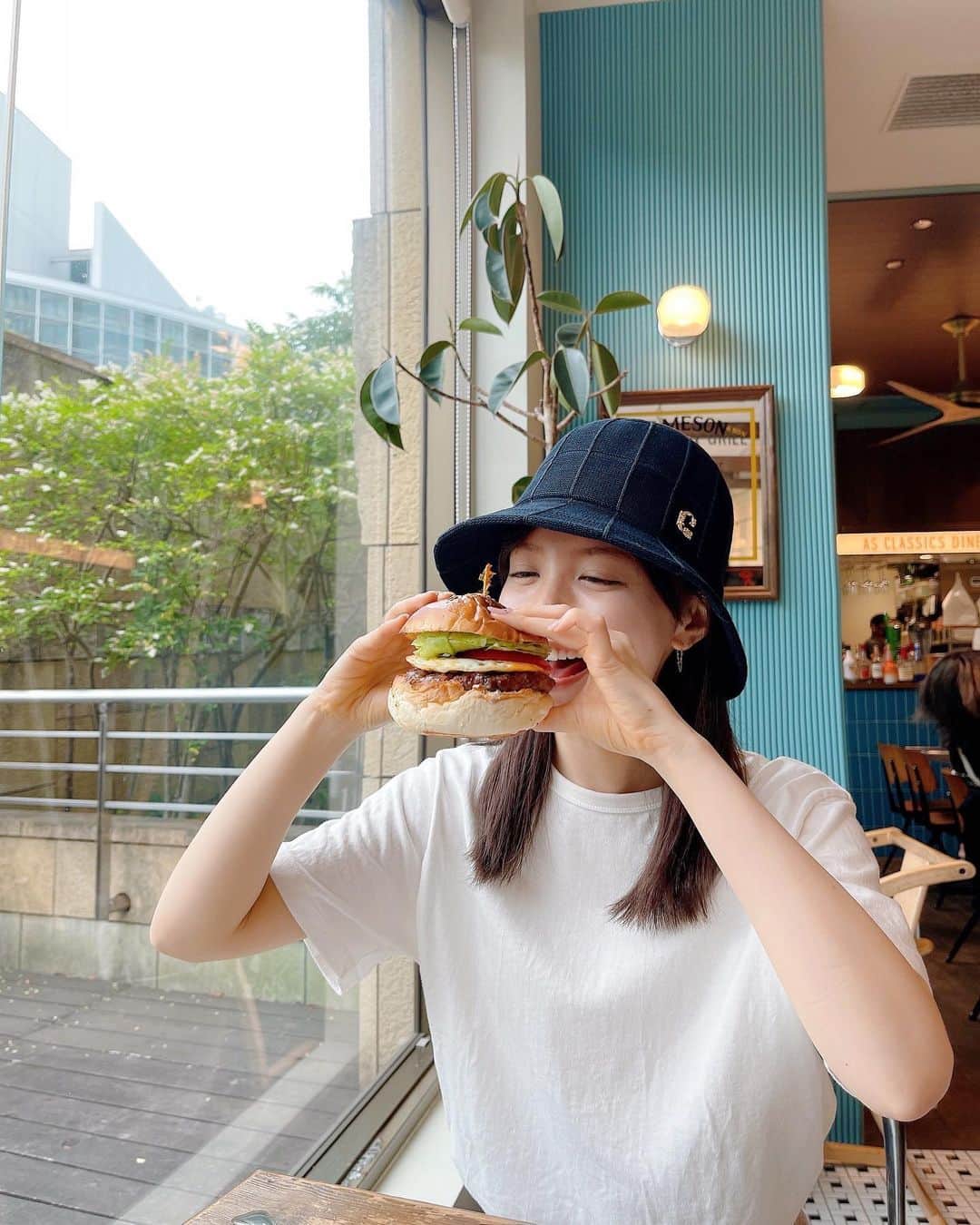 のインスタグラム：「. . 寝起きのハンバーガーって 最高に美味しいですよね🔥  DMで質問多かったこの帽子は @ca4la_official で購入しました🕊 私の帽子はほとんどCA4LAです。笑 可愛いし涼しいし重宝してます♡  そして5月23日は文化放送15:00〜 「スポスタ⭐︎MIXZONE」生放送です！  この後更新するブログも見てね🌼 . . #ca4la #hamburger #帽子 #ハット  #バケットハット #ハンバーガー #カフェ」