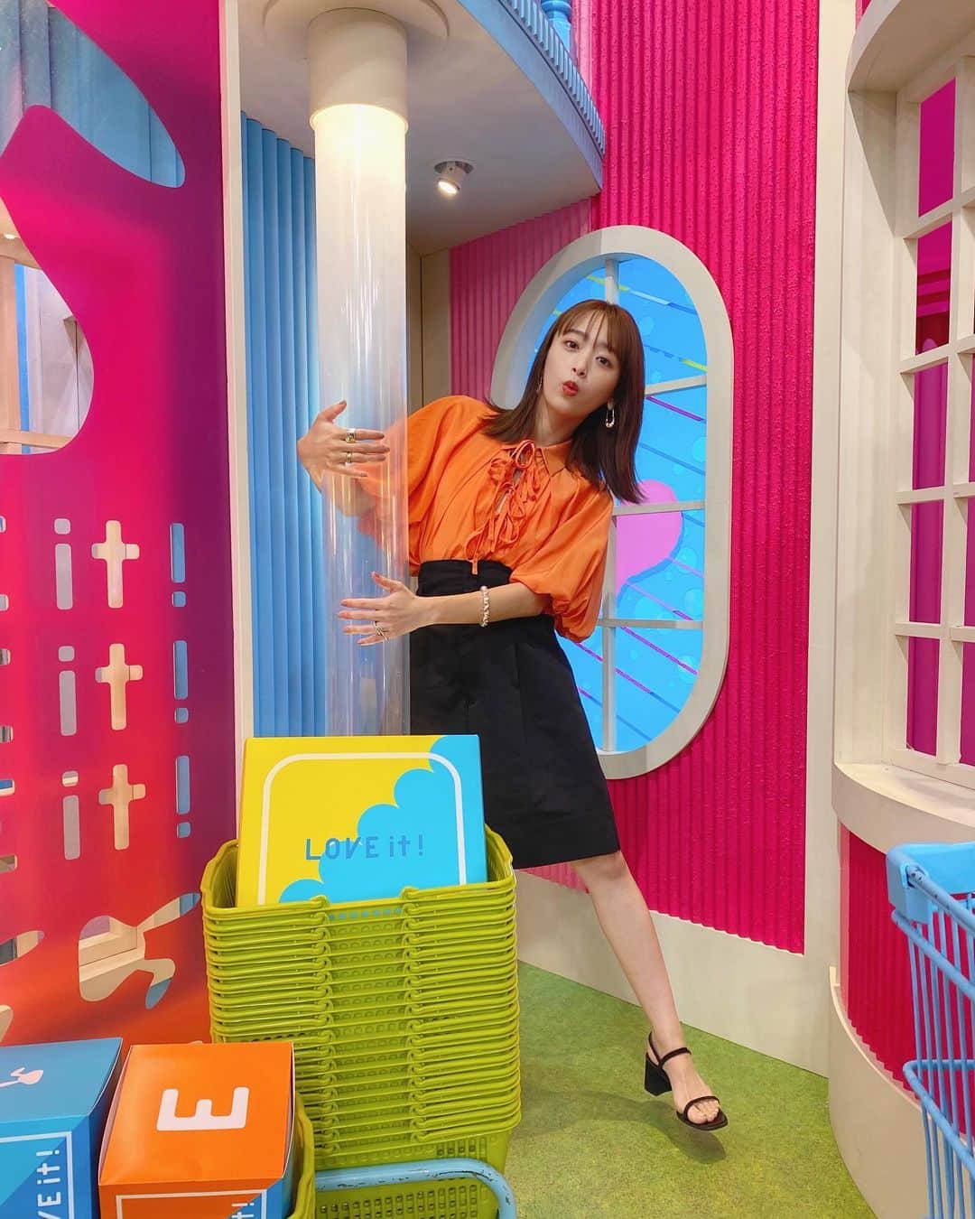 近藤千尋のインスタグラム：「今日もラヴィット生放送 ありがとうございました📺🌼✨ 途中笑いが止まらなくなって ごめんなさい。笑 昔からツボに入るとダメだ😭❗️ (母親譲りです。笑)  そして、インスタライブも みてくださった方 ありがとうございましたーー💖  明日は朝から まるっと！サタデー出演します❤️❤️ 是非ご覧ください📺✨✨  本日の衣装です⬇️  オレンジトップス @rpko_official @the.pr_  ショートパンツ @ihnn_official  アクセサリー @asamifujikawa  サンダル 私物」