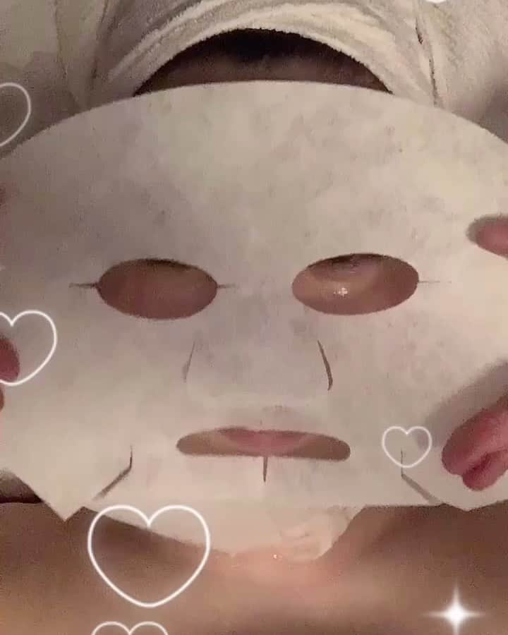 のインスタグラム：「@sorriso_ryuichi さんのサロンで初★炭酸ガスパックやってきました💆‍♀️💖  韓国でめちゃくちゃ流行ってるパックらしいんだけれど、  顔に貼り付けた瞬間のパチパチ感が凄すぎて😳😳😳  肌が乾燥してると刺激をすごい感じるみたいで、最近マスク生活で顔の下半身が異様に乾燥していたので、パチパチ感がすごかったです😭😭😭  パチパチに驚きすぎて語彙力0の動画になってます🤪  乾燥してる人ほど痛かったり熱さを感じやすくなるのですが、  パック後は剥きたてのゆで卵みたいにツルンツルンになりました🥚🥚🥚  触ってほしいくらい。。。🐣  @sorriso_ryuichi さん、いつもありがとうございます！！！☺️  お肌ぷりぷりにしたい方は必見です★  #炭酸パック #カーボキシー #カーボキシーパック」