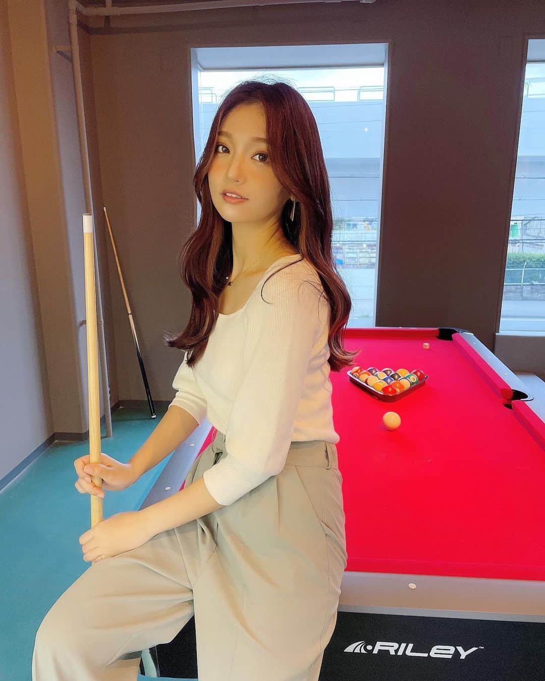いっちゃん/嶋津 いつみのインスタグラム：「. . あ。ビリヤードは出来ませんよ？🙃w . . . 運動音痴すぎるので ビリヤードもダーツもボーリングも 苦手です🥲👉🏻👈🏻 . . . . 運動できる人憧れる…💗 . . . . . ARMYの皆様… 今日は朝までbutterリピよね？🥞💛🧈🧀 . . . .  #韓国ヘア　#ヨシンモリ #いっちゃん  #フリーモデル  #いっちゃんコーデ #ブライダルモデル #アレンジモデル #ヘアカラー  #ヘアアレンジ #くしゃ顔  #フリーモデル #ドレスモデル #ダイエット  #치맥  #좋아요환영 #소통환영 #팔로우환영  #팔로미 #인친환영 #친구해요 #셀카 #셀피」
