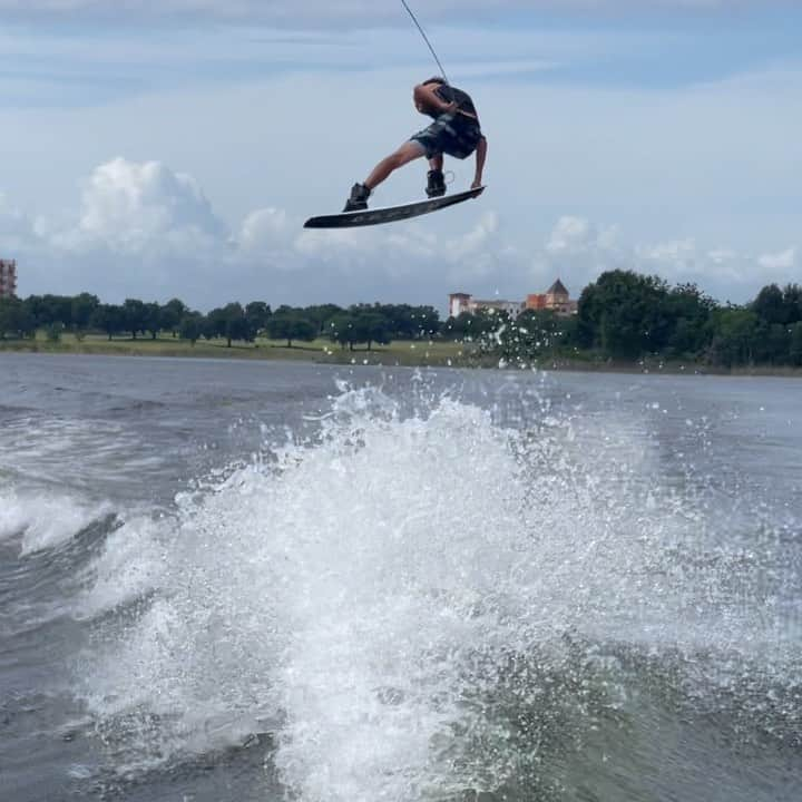 手塚翔太のインスタグラム：「Little line from yesterday with 18mph win🌪🙌🏻😂 Its been so windy in Orlando but still have fun shredding with the boys!  📷: @fresh_bros」