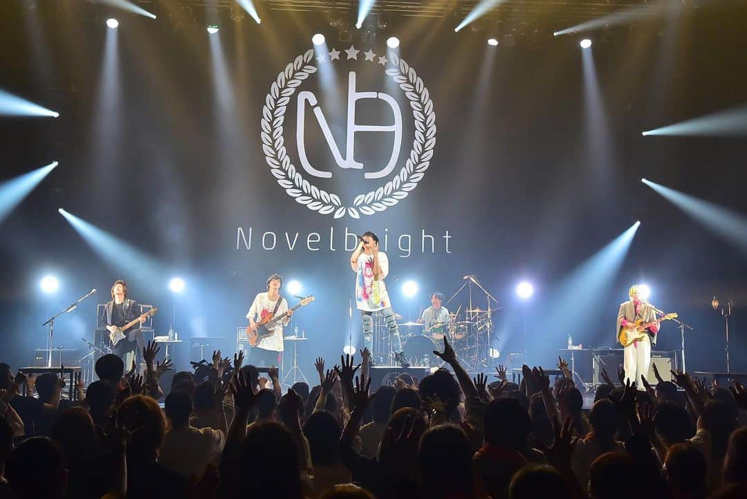 Novelbright（ノーベルブライト）さんのインスタグラム写真 - (Novelbright（ノーベルブライト）Instagram)「【福岡公演 無事終了!!】  ●5/20(木) @ Zepp Fukuoka  「新章・開幕宣言」ワンマンツアー3日目 最高の景色を見せてくれた皆さん ありがとうございました😊✨  次は、5/27(木) @ Zepp Sapporo🔥 札幌、大集合よろしく🗽🗽🗽  Photo : @shoot_the_works_kyusyu  #novelbright #livephoto」5月21日 22時14分 - novelbright_jp