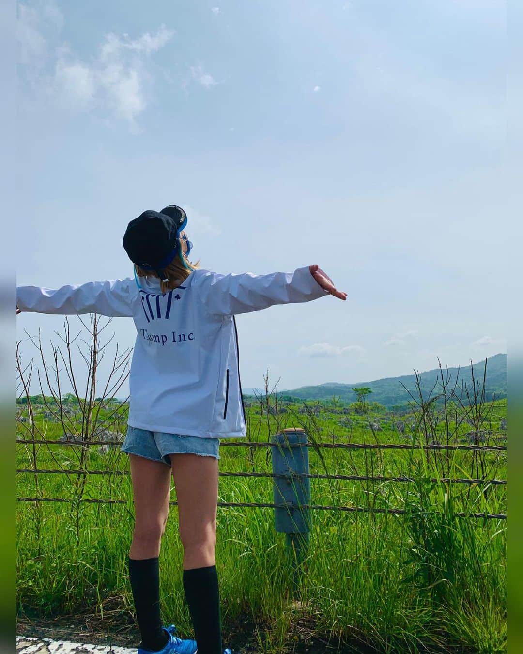のインスタグラム：「. 🗾✈️🚅💨✨🗾✈️🚅💨✨🗾✈️🚅💨✨ . 山口→島根→広島→岡山の今回の遠征も無事終了いたしました！✨ . . 本来の形としてでは無くなったところもありましたがそれでも形を変えて色々させて頂けたことにも、 本当に同じチームの方にも色々とお気遣い頂いて感謝でしかありません😭 . . 3ターム終わり、折り返しですが、今回の遠征は地元も含まれていたこともあり、色々それ以外にも考えることが沢山ありすごく個人的に深い遠征で、もっともっと頑張りたいって思った遠征でもありました。 . . なにがあっても前向いて踏ん張っていこう。 本当にそう思います。 . . そして人は鏡と言いますが、それを言うにはあまりにも素敵で尊敬出来る方々が周りに沢山いてくださるこの環境でもっともっと私もこうなりたい、ああなりたい、が増えていて、 日々本当に学ぶことが技術面も含め沢山あり、 一日一日、一瞬一瞬を大事にしないとと思う今日この頃であります。 . . こんなご時世とは沢山の方が使う言葉ですが、 世の中を、ご時世の1面、1mmでも作り出してるのは自分自身なので、せめて自分ができること、自分は、呑み込まれないところは呑み込まれないで協調性はもちながら ちょっとでも温かいものでありたいなと思ったりする毎日です。 . . って色々書きましたが、言葉にするのは簡単で実際には難しかったり気づけなかったり変われなかったりもするんですが、 それに気づけたのが良かったかなって😊 . よし！がんばりますまだまだ！」