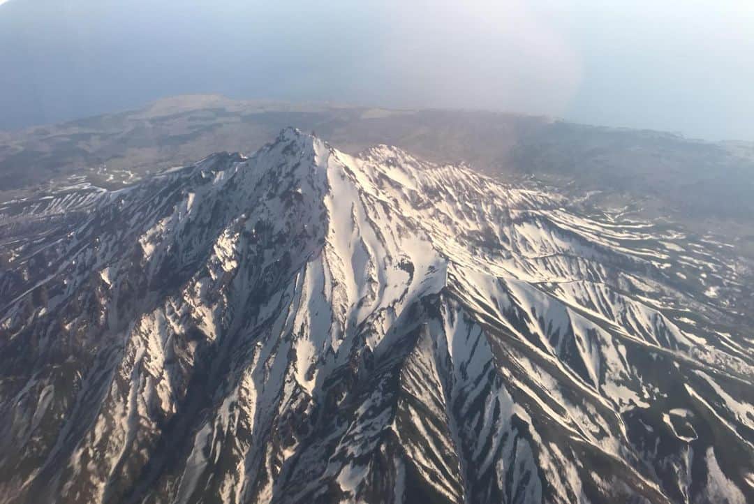 仲川希良さんのインスタグラム写真 - (仲川希良Instagram)「明日お昼です！ ・ 2017年の5月、残雪の利尻山に登った「にっぽん百名山」が再放送されます ・ 2枚目の写真は、「これに登るのかぁ」と行きの飛行機から眺めた利尻 3枚目の写真は、「これに登ったのかぁ」と帰りの飛行機から眺めた利尻 ・ ・ 普段「挑戦」する山歩きはあまりしないタイプですが 挑戦を乗り越える体験ができたときは 自分のことを登る前よりももう少し信じてあげられるような そんな気持ちが心に静かに広がります ・ あのとき登らせてくださったガイドの渡辺敏哉さん ご一緒してくださった愉快なスタッフの皆さんに感謝します ・ ・ NHK BSプレミアム 5/23(土)　13:30～15:00 にっぽん百名山スペシャル「さぁ行こう　憧れの山へ」 ・ 風がすごかったんだよなぁ…… あとで山頂動画を探してストーリーズにアップしておきますね ・ ぜひご覧ください！ ・ ・ #🏔 #利尻島 #利尻富士 #利尻山 #雪山登山 #北海道 #登山 #トレッキング #ハイキング #山旅」5月21日 22時17分 - kiranakagawa