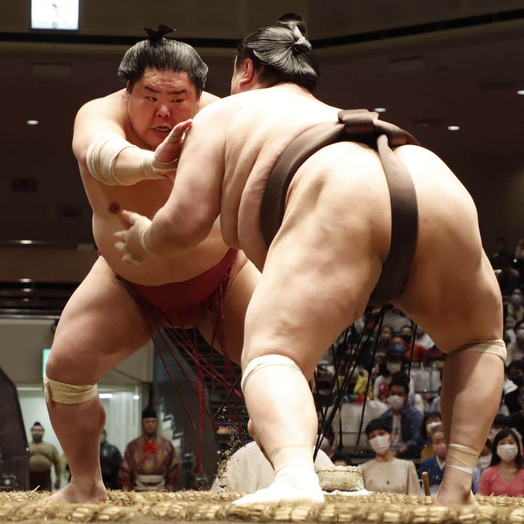 日本相撲協会さんのインスタグラム写真 - (日本相撲協会Instagram)「大相撲五月場所13日目！ 照ノ富士が1敗を守り、優勝に王手‼️ 貴景勝と遠藤が3敗で並びました。  @sumokyokai  #大相撲 #sumo #相撲 #力士 #お相撲さん #japanphoto #sumowrestlers #japanculture  #五月場所 #5月場所 #夏場所 #若隆景 #大栄翔 #明生 #髙安 #妙義龍 #豊昇龍 #御嶽海 #照ノ富士 #遠藤 #貴景勝 #正代」5月21日 22時19分 - sumokyokai