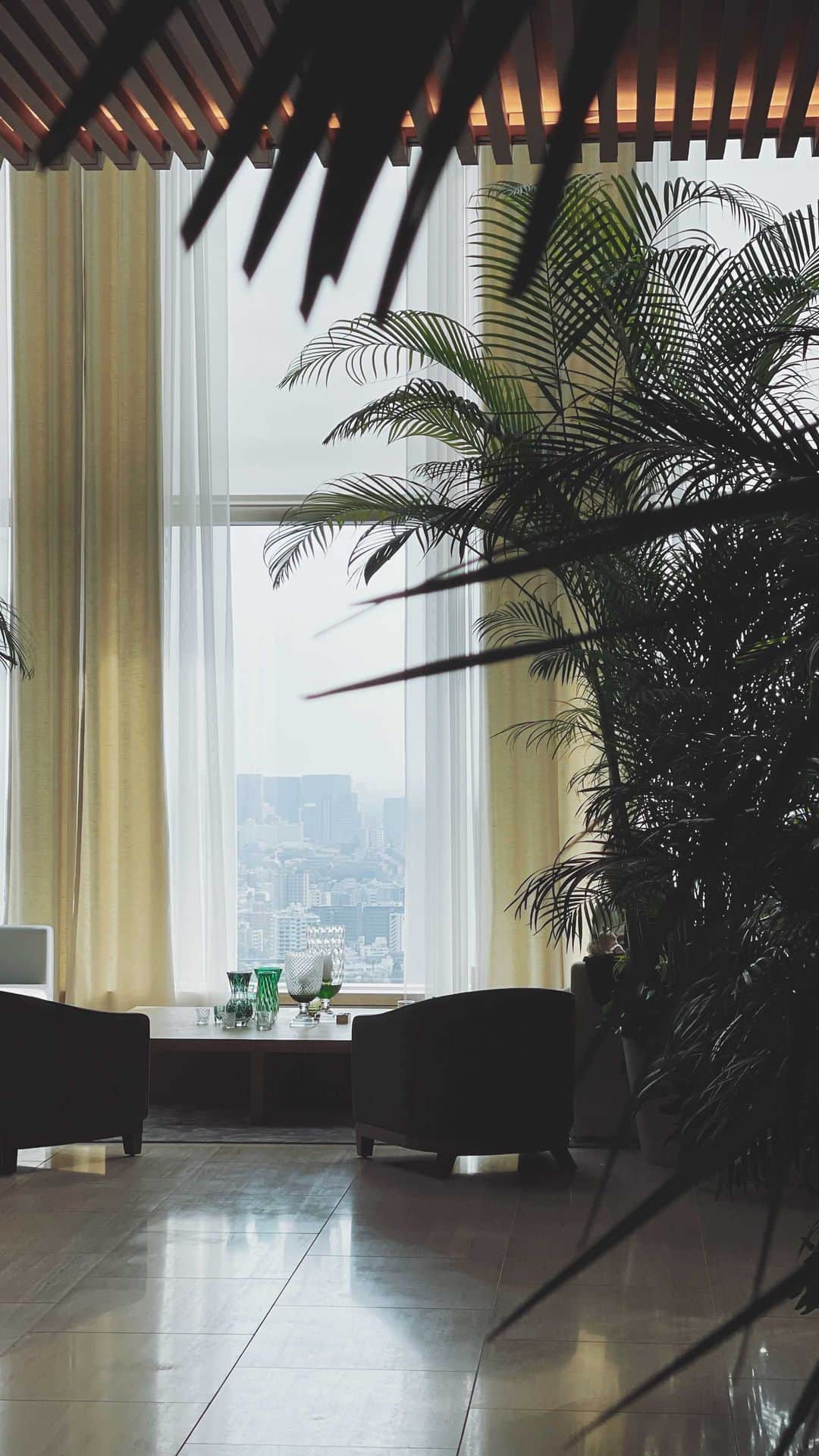 のインスタグラム：「📍𝐓𝐎𝐊𝐘𝐎 𝐄𝐃𝐈𝐓𝐈𝐎𝐍 𝐓𝐎𝐑𝐀𝐍𝐎𝐌𝐎𝐍﻿ 𝑳𝒐𝒃𝒃𝒚﻿ ﻿ ﻿ ＿＿＿＿＿＿＿＿＿＿＿＿＿＿＿＿＿＿＿＿＿＿ ﻿ 東京エディション虎ノ門﻿ ✍︎︎東京都港区虎ノ門4-1-1﻿ ☏03-5422-1600﻿ @toranomonedition ﻿ ＿＿＿＿＿＿＿＿＿＿＿＿＿＿＿＿＿＿＿＿＿＿ ﻿ #東京ホテル #ラグジュアリーホテル #ホテル好き #ホテル好きな人と繋がりたい #東京タワー #TokyoEDITIONToranomon #東京エディション虎ノ門 #EditionHotels #EditionHotel #tokyotower #tokyotower🗼」