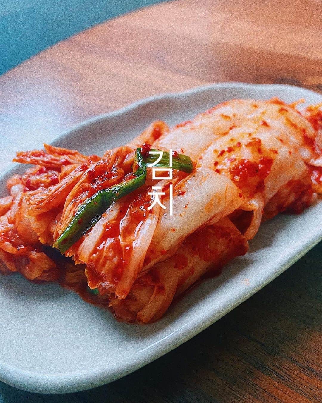 平祐奈さんのインスタグラム写真 - (平祐奈Instagram)「自家製キムチはじめました。  ひゃーーーたのしぃい！ 自分でキムチ作れちゃうなんて、、！ 作り終えた後達成感が凄かったです。  白菜2玉使ったら大量に出来てしまったので家族に 配ろうと思います。笑  私はどうやら発酵食品にはまっているようだ。 韓国ドラマ見ながら作って 韓国ドラマ見ながら食べる う〜ん！チェゴッ！！！최고💥 #祐奈の生活日記  #自家製キムチ」5月21日 22時46分 - yunataira_official