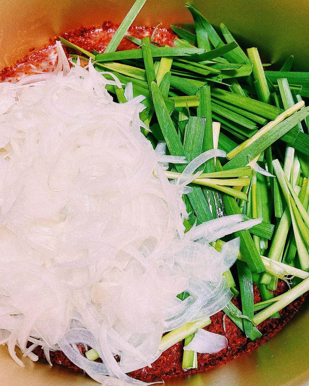平祐奈さんのインスタグラム写真 - (平祐奈Instagram)「自家製キムチはじめました。  ひゃーーーたのしぃい！ 自分でキムチ作れちゃうなんて、、！ 作り終えた後達成感が凄かったです。  白菜2玉使ったら大量に出来てしまったので家族に 配ろうと思います。笑  私はどうやら発酵食品にはまっているようだ。 韓国ドラマ見ながら作って 韓国ドラマ見ながら食べる う〜ん！チェゴッ！！！최고💥 #祐奈の生活日記  #自家製キムチ」5月21日 22時46分 - yunataira_official