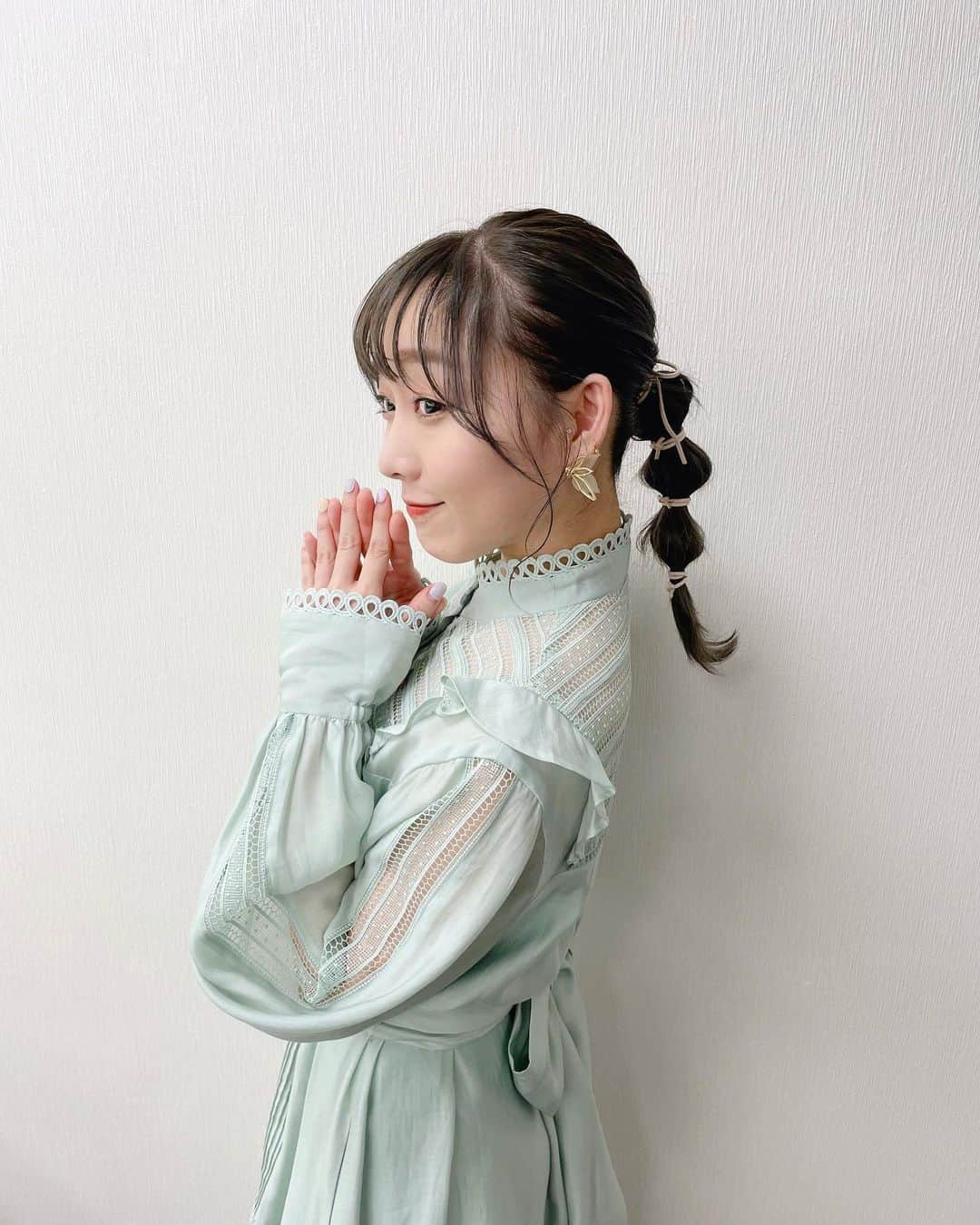 須田亜香里さんのインスタグラム写真 - (須田亜香里Instagram)「5月22日(土) 🍃テレビ朝日系列 12:00〜 【中居正広のニュースな会】 ちょっぴり久々の出演！ 髪型めちゃかわだけど後ろ向くチャンスなかったから、公式Twitterさんの写真は後ろ姿も撮ってもらった🥺笑 #ニュースな会  💼BS12 27:00〜 【why not〜私たちの働き方〜】 今回は助っ人でとある方が来てくださいました☺️✨ #whynot  5月23日(日) 🦉中日新聞コラム連載 【#てくてく歩いてく】 今週もいつも私が思ってることを書きました✏️  🪴テレビ朝日系列 12:00〜 【ビートたけしのTVタックル】 今月またまた出演させていただいております☺️ #tvタックル  🀄️テレビ朝日&ABEMA 24:55〜 【#熱闘mリーグ 】 Mリーグ表彰式裏側に潜入させていただきました！  #須田亜香里衣装 #ヘアアレンジ #納豆ヘア #たまねぎヘア #おそらくその辺 #笑 #革紐アレンジ #かわいいよね」5月21日 22時48分 - akarisuda