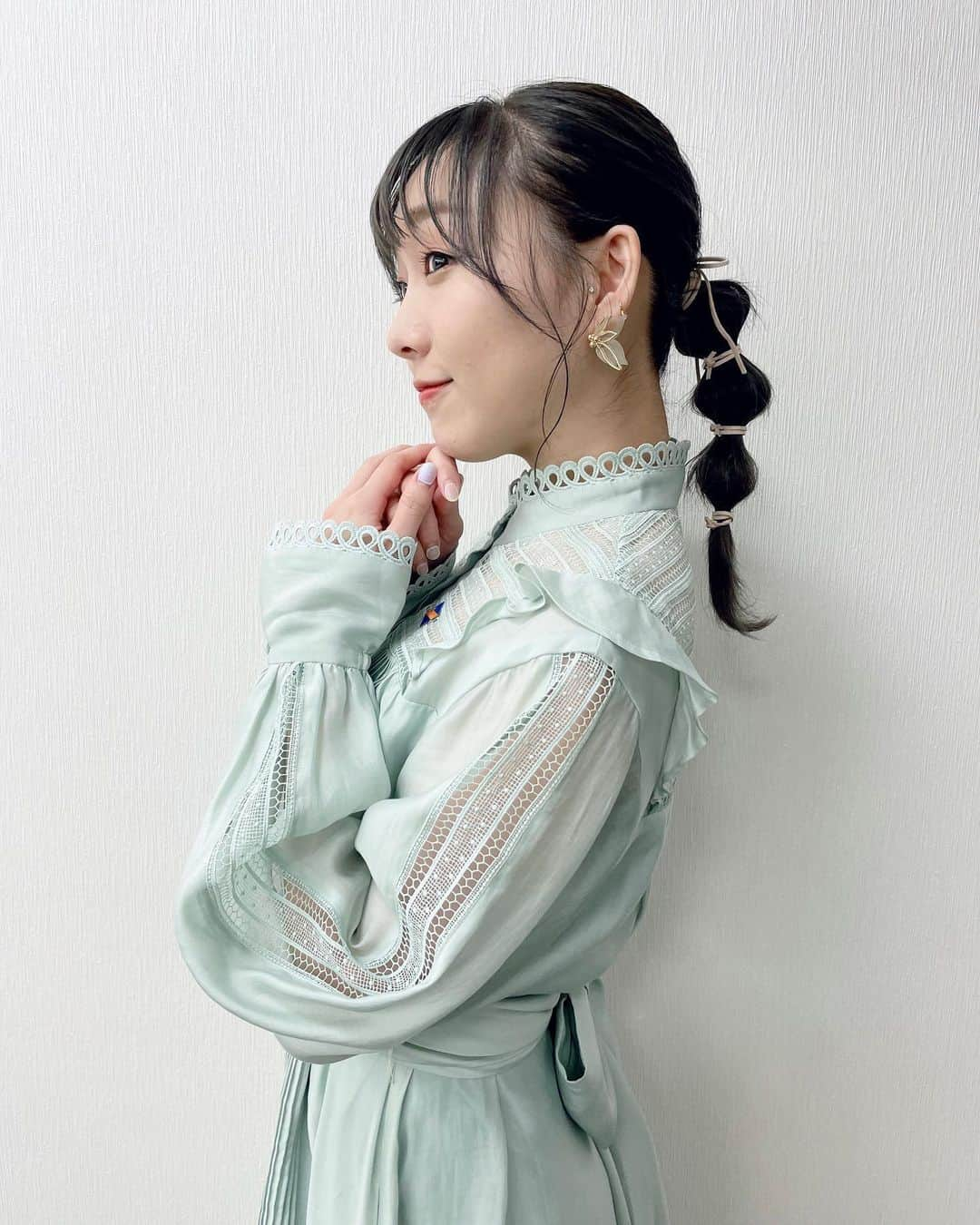 須田亜香里さんのインスタグラム写真 - (須田亜香里Instagram)「5月22日(土) 🍃テレビ朝日系列 12:00〜 【中居正広のニュースな会】 ちょっぴり久々の出演！ 髪型めちゃかわだけど後ろ向くチャンスなかったから、公式Twitterさんの写真は後ろ姿も撮ってもらった🥺笑 #ニュースな会  💼BS12 27:00〜 【why not〜私たちの働き方〜】 今回は助っ人でとある方が来てくださいました☺️✨ #whynot  5月23日(日) 🦉中日新聞コラム連載 【#てくてく歩いてく】 今週もいつも私が思ってることを書きました✏️  🪴テレビ朝日系列 12:00〜 【ビートたけしのTVタックル】 今月またまた出演させていただいております☺️ #tvタックル  🀄️テレビ朝日&ABEMA 24:55〜 【#熱闘mリーグ 】 Mリーグ表彰式裏側に潜入させていただきました！  #須田亜香里衣装 #ヘアアレンジ #納豆ヘア #たまねぎヘア #おそらくその辺 #笑 #革紐アレンジ #かわいいよね」5月21日 22時48分 - akarisuda