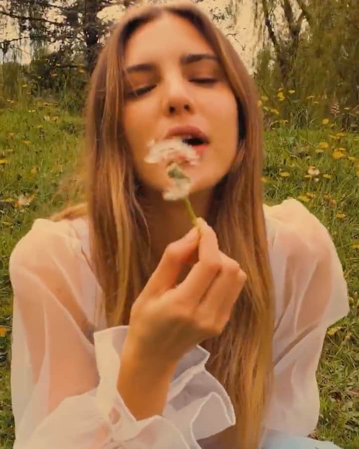 Macarena Achagaのインスタグラム：「Con que toque solo a una persona ahí afuera, con que le mejore el dia a alguien, con que le muestre otra forma de vivir a un solo ser humano entonces, ya todo tuvo sentido.   Empecé por uno, ahora somos dos millones.  Gracias por creer en mi. Gracias a cada unx.  No estaría aquí sin unx solx de ustedes.  No matter what siempre serán mis #bbcits 🦄✨💕🌸💫⚡️💘🌷🥲  by @ren.soifer cover story @chicstylemx」