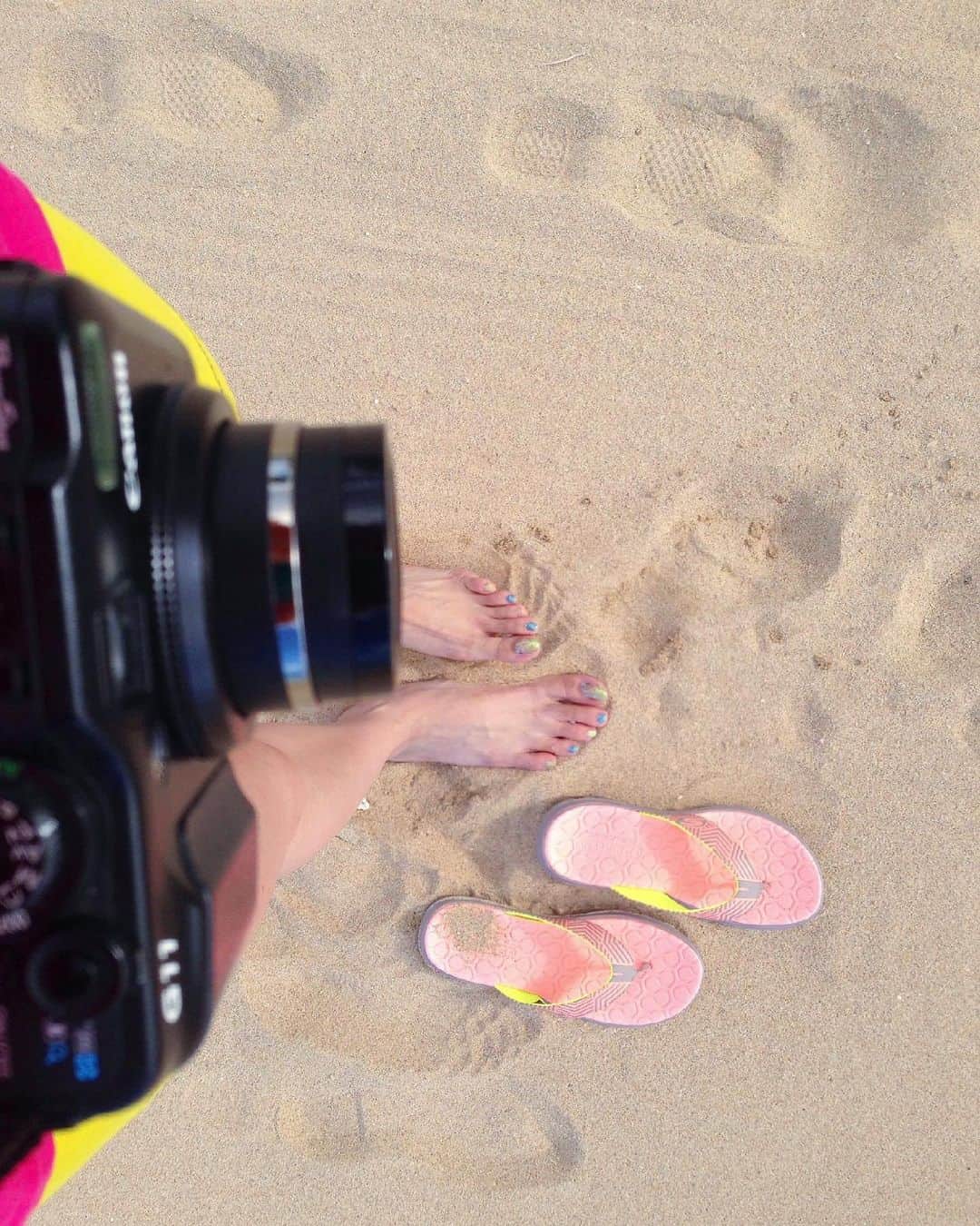 吉山りささんのインスタグラム写真 - (吉山りさInstagram)「🏖🐠  この白い砂浜に早く寝転びたい🧜🏻‍♀️  綺麗過ぎてセットの砂レベル🏖  そしてこのビーサン優秀💗   #砂浜  #beach  #海  #ビーサン #ビーチサンダル  #flipflops  #sand  #足  #ペディキュア  #ジェルネイル  #pedicure  #nail  #sandals  #camera  #canon  #カメラ #skechers  #素足  #裸足  #スケッチャーズ ってめちゃくちゃ軽くて歩きやすいからスケッチャーズ履いちゃうとほか履けなくなる😎もすこしデザイン可愛いともっと欲しくなる🥰 #g11    #吉山りさ #モデル #Japanese #フリーモデル #footnail  #foot」5月22日 8時25分 - oreorerisa