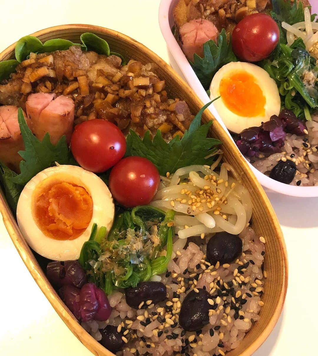 甘糟記子さんのインスタグラム写真 - (甘糟記子Instagram)「昨日のお弁当( ^ω^ )  豆ご飯の残りと、お弁当用に小さめにカットしておいた鶏肉を揚げて油淋鶏に(o^^o)  あとは味玉、ほうれん草のお浸し、もやしナムル、ウィスキー、トマト、柴漬けです(๑>◡<๑)  今週は土曜日もお休み\(//∇//)\ 幸せなのに、いつもの時間に目が覚めてしまう悲しい習慣。とほほ。  ゆっくり朝風呂で漫画読んで、これからご飯でーす\(//∇//)\  #甘糟ご飯#ご飯#昼ごはん#ランチ#ランチボックス#弁当#曲げわっぱ#わっぱ弁当 #油淋鶏#豆ご飯#bento#lunch#lunchbox」5月22日 8時38分 - norihey924