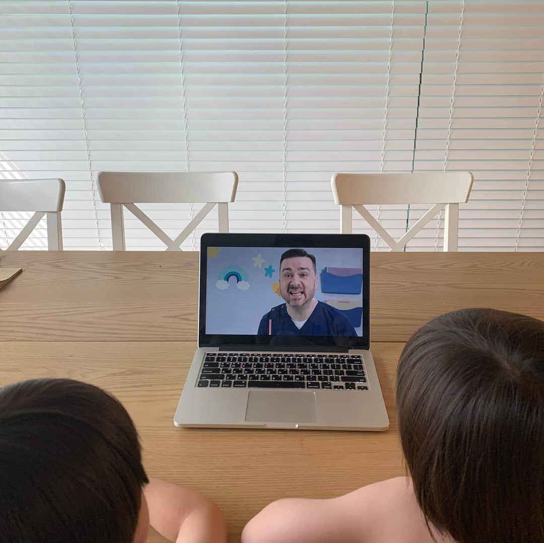 サム・ハミントンのインスタグラム：「It is so cool being able to work on a show your kids can watch and enjoy. Thanks to Netflix for the opportunity.  애들은 보고 좋아 할만 한 작품에 출연하니까 너무 너무 뿌듯하다. 이런 기회 주신 넷플릭스 감사드립니다!」