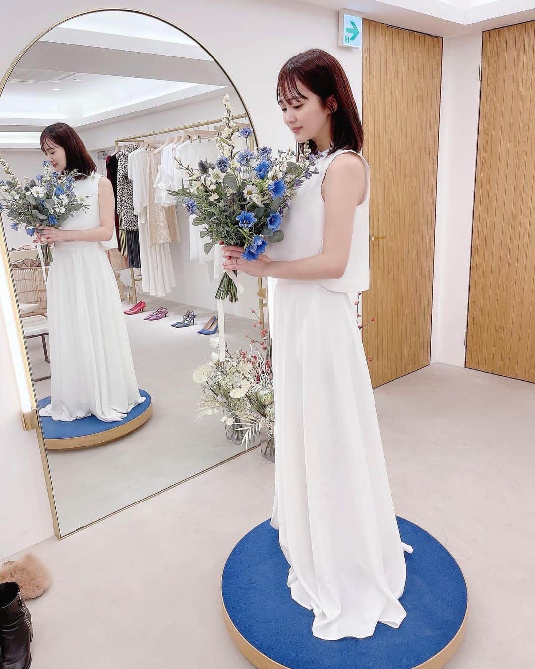 浜田翔子さんのインスタグラム写真 - (浜田翔子Instagram)「ちょっと前に初めて ドレス試着に行かせていただきました。  海外からのヴィンテージドレスなど小物などどれも可愛いかったです♡ 今回のドレスはお腹チラッてみえるセパレートになってるドレス🪞 ウェディングフォトや、 少人数でカジュアルな結婚式ができるお店で いいなぁって思いました😌  もうジューンブライドな季節だ💠  #thegunsandlove #wedding  #weddingdress #weddingcircus #dressshop  #simpledress #vintagedress #ウェディングサーカス #ドレス探し #ドレスショップ #ドレス試着 #プレ花嫁 #おしゃれ花嫁 #ウェディングドレス #二次会ドレス #大人婚ドレス #シンプルドレス #カジュアルドレス #ウェディングフォト #オリジナルウェディング #シンプルドレス #ヴィンテージドレス」5月22日 9時05分 - shoko_hamada