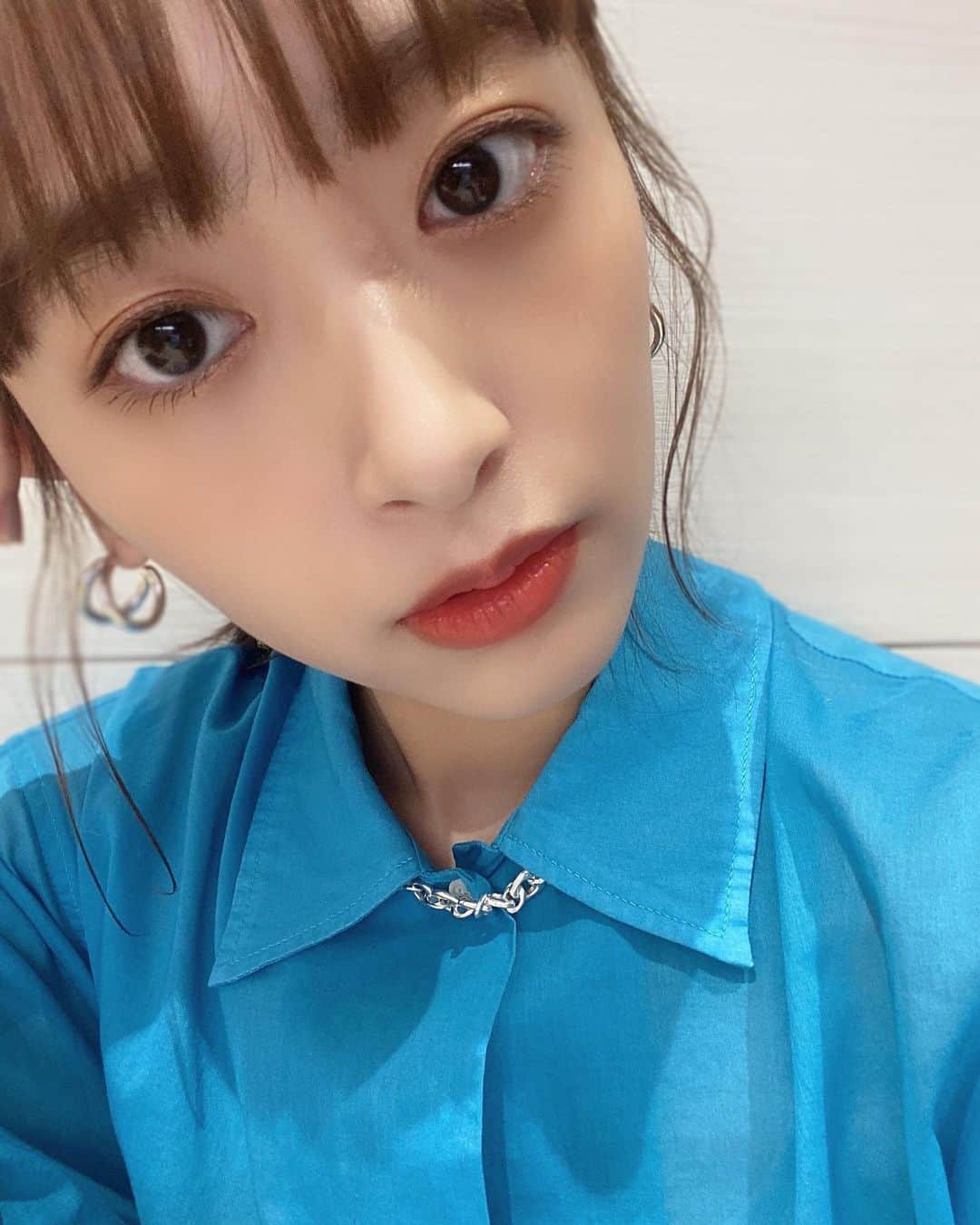 近藤千尋のインスタグラム：「まるっと！サタデー 生放送ありがとうございました♥️ 本日のメイクです💄 顔アップどーん！！ 朝から失礼します。笑 朝なのでナチュラルに。笑🌈  リップは @romand_jp   アイラインもペンシルで マスカラもブラウン🌼 @izumisam   いつもありがとう✨ 今日はなんと、 キティーちゃんがスタジオに💕 可愛くてサービス精神旺盛で もっと大好きになりました❤️ 娘に自慢しなきゃ〜🥰🥰🥰」