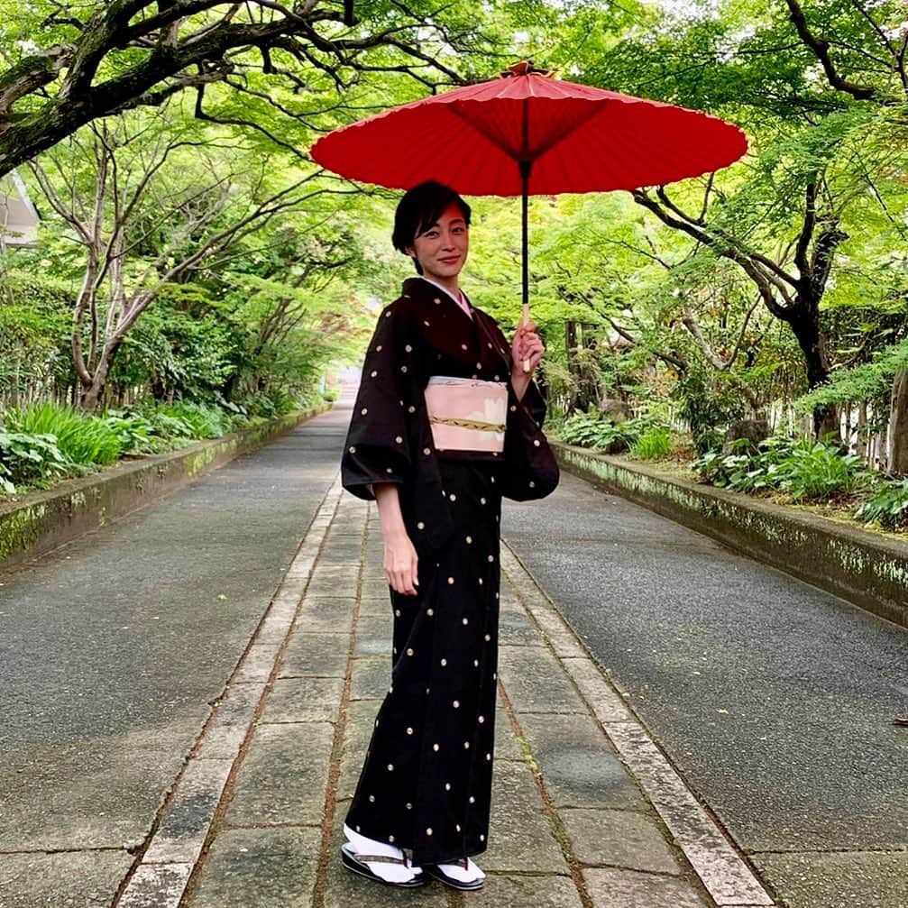 青山倫子さんのインスタグラム写真 - (青山倫子Instagram)「この番傘、40年ものらしい。 撮影用ではなく、本当に使っていたんだって。 お手入れして、長く使い続けるって愛情だよな。 素敵な嗜みだ。 物を大切にする。 40年使い続けるって、真似しようと思ってもなかなかできないよね。 尊敬しかない。  このまま梅雨入りしちゃうのかな‥  #青山倫子 #愛情 #番傘 #お手入れ #大変だろうな #物を大切にする #尊敬 #素敵 #これぞ #サスティナブル #sustainable #山口 #お散歩 #梅雨入り かな」5月22日 9時44分 - noriko_aoyama1229