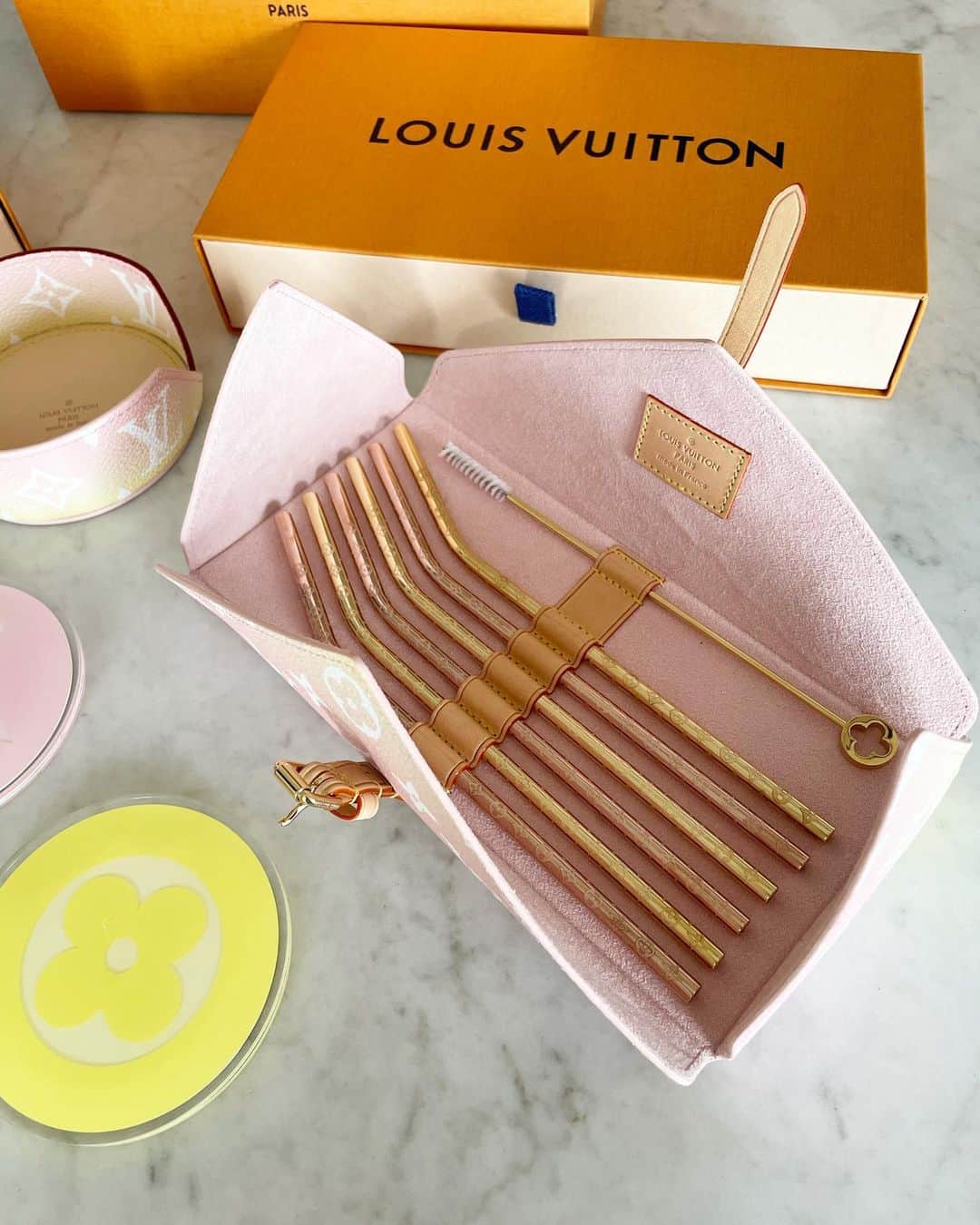 田中麻衣さんのインスタグラム写真 - (田中麻衣Instagram)「@louisvuitton  のコースターとストローが仲間入り🥤 かわいくてかわいくて💛🧡💓 ストローケースまで素敵。 コースターは裏側がレザーになってます。このピンクとイエローのグラデーションの色合い、見てるだけで元気になります☺️ ストローはなかなか使う機会ないかもしれないけど😅 . #louisvuitton  #ルイヴィトン食器」5月22日 9時47分 - maitanaka1217