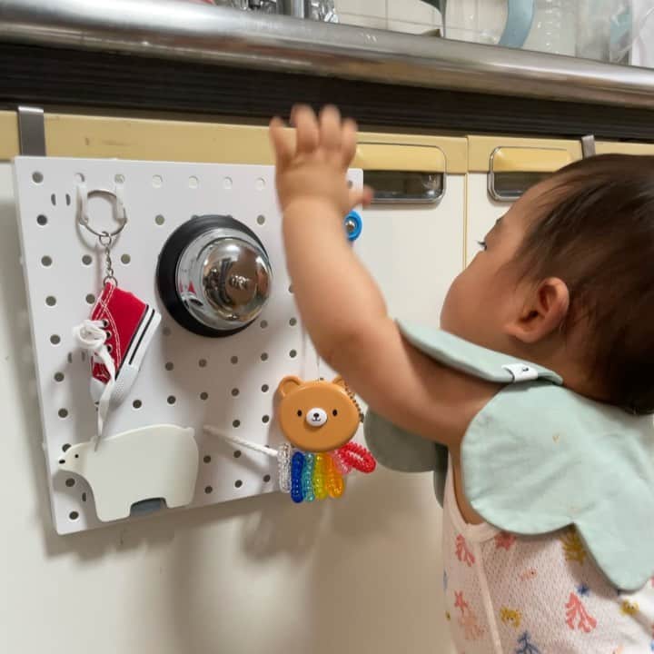 馬渕史香のインスタグラム：「ビジーボード✨  合間を見てちょこちょこ作ってたら、出来上がった時にはもう自由に動き回るようになってたので、ボード1枚はキッチンに設置しました  ハンドスピナーとくまさんメジャーがお気に入り🐻✨ けどここ数日、左下のしろくま（ウェットティッシュのふた）で遊んでるのを見かけた🐻‍❄️  家のいろんなところに、いろんなパターンのボードを設置したいな😁  #ビジーボード #ビジーボード手作り   #あしざわ家 #赤ちゃんのいる生活 #令和2年生まれ #5月生まれ #男の子ベビー #令和ベビー #babyboy #2020baby #ゼクシィbaby #ゼクシィbabyママ隊 #ずほら主婦  #fmk_clm」