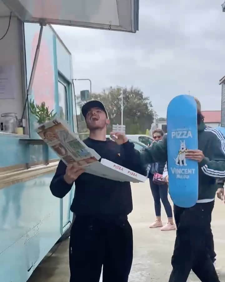 ヴィンセント・ミルウ のインスタグラム：「BOARDS ARE NOW AVAILABLE IN SKATESHOPS ! 🗣❤️  GO TO @buzzz_skateshop !! @pizzaskateboards」