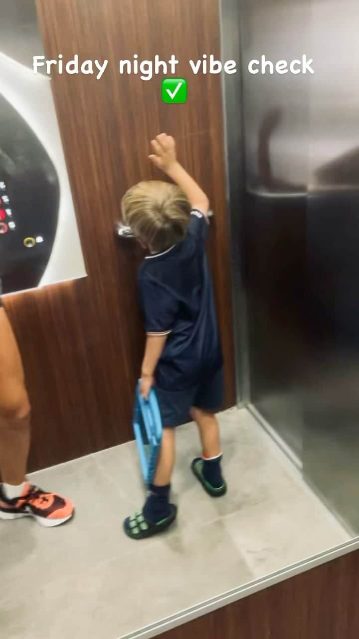 ビクトリア・アザレンカのインスタグラム：「Friday night mood  #mood #dance」