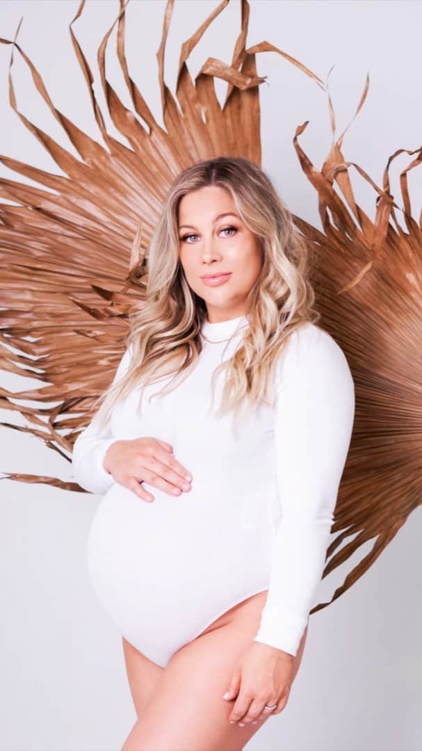 ショーン・ジョンソンのインスタグラム：「It’s LIVE! ALL of the incredible pictures @nandaqsantos shot during my maternity shoot is up on YouTube! Link in my bio 👆🏻」