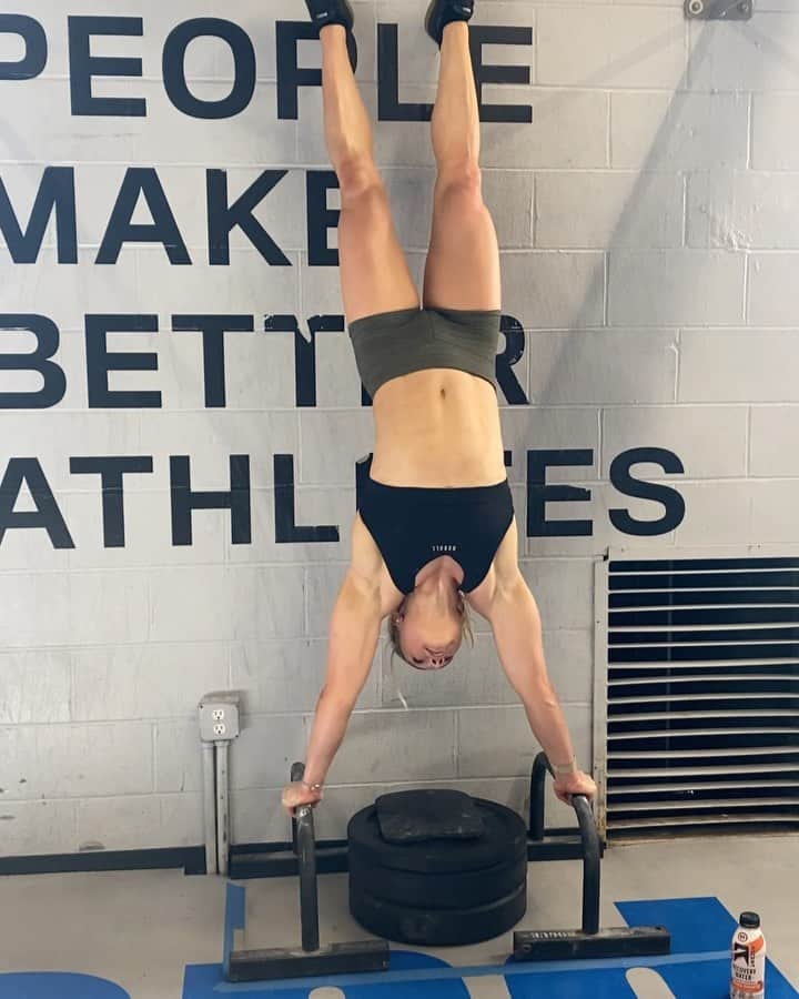 Katrin Tanja Davidsdottirのインスタグラム：「Semis prep in FULL SWING 🔥😈 .. & lovvvvvving it! 3 weeks til go time. Got to practice some of @blacksmifff ‘s workout with him today & lemme tell ya: competing against him is FUNNNNN! - Now time to recover as hard as we worked today ✨ Thankful @ascent_protein just RESTOCKED their orange mango recovery water (my favv!!😋🍊🥭) #AscentProtein #WorkHard #RecoverSTRONG」