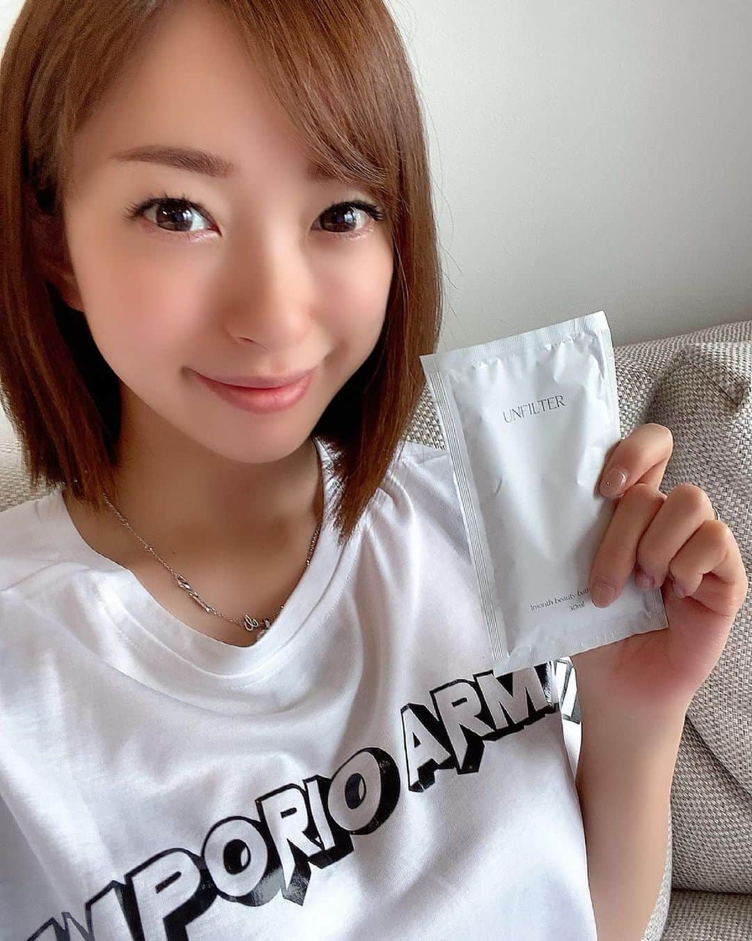 RIKAのインスタグラム：「. すっかりノーメイクが定着してきました😁 . 湿度が多いこの季節でも肌のケアはしっかりしたい❣️ 私がオススメする入浴剤はバスオイル🛁♡ @unfilter_official  . なんと80%が美容成分で構成されています✨ . この入浴剤のサボンフローラルの香りがたまらなく好き💖 お風呂から出るとツルツルなお肌になるよ☺️✨ . おうち時間が増える分美容時間も増えて自分に合ったものを常に探しております💕 . みなさんも是非試してみてね🥰❤️ . . . #美容 #美容グッズ #綺麗 #可愛い #unfilter #unfiltertime #アンフィルター #バスオイル #入浴剤 #バスタイム #スキンケア #ボディケア #保湿ケア #保湿クリーム」