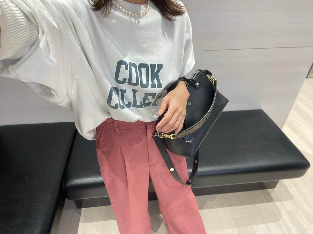 近藤千尋のインスタグラム：「スタイリストのみーちゃんと たまたまかぶったスウェット🌼 ロゴってかわいいよね~❤️ 20代の頃から好きなファッションって 基本変わらない気がする。笑 パールでカジュアルダウン🦪💕 今日は朝寒かったなぁ❄️ 気温差で体調崩れないように 皆さんも気をつけましょう😭✨  #私服」
