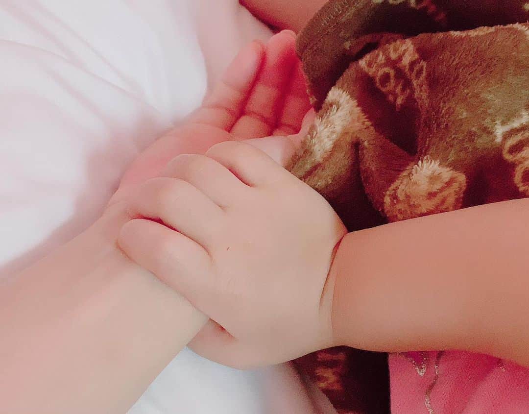 熊田曜子さんのインスタグラム写真 - (熊田曜子Instagram)「Good morning.  I sleep with my kids every night.  三女のぷくぷくおてて🙌 毎晩　腕枕して寝てるんだけど 起きてもママの体のどこかを触ってくれてる💓  #三姉妹　#mama #三女　#もうすぐ３歳　#kids #おはよう」5月22日 8時16分 - kumadayoko