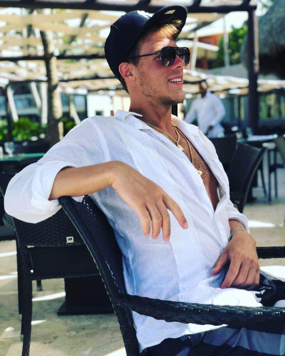 ニキータ・カツァラポフのインスタグラム：「#summertime☀️😎」