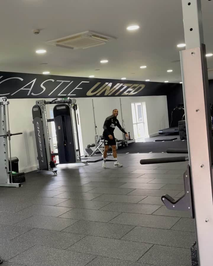 アンディ・キャロルのインスタグラム：「Final Training Session Vibes For Mr Vain Himself!! Caught @callumwilson All Alone Doing What He Does Best. Next Up On His Playlist Was I Touch Myself 🖤」