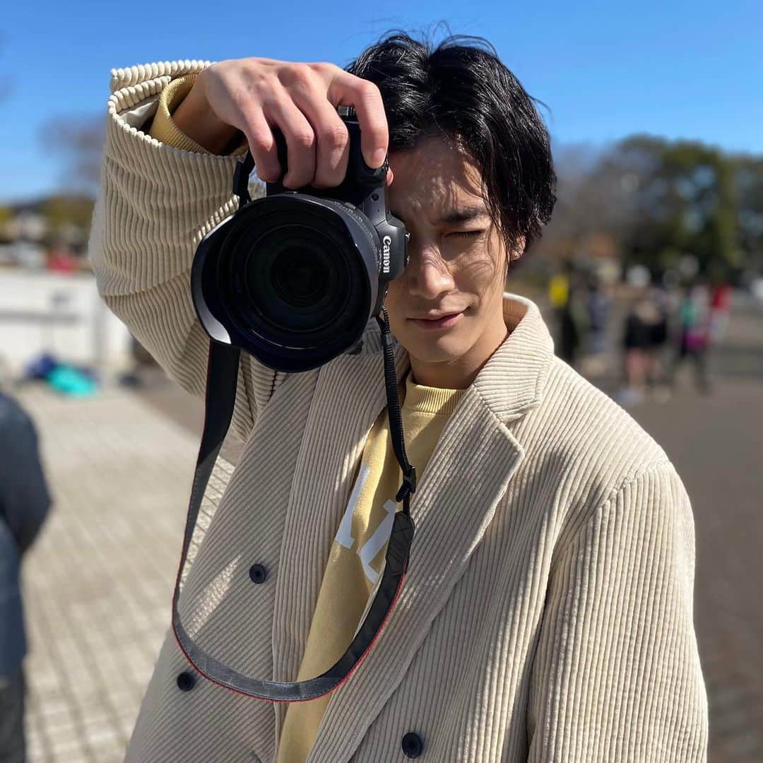 恋はDeepにさんのインスタグラム写真 - (恋はDeepにInstagram)「.  カメラマン榮太郎📸 一旦何を撮ってるの？ レンズの向こう側は…！？  と思ったらすぐスワイプ👉  #恋はDeepに #恋ぷに #石原さとみ #今田美桜 #渡邊圭祐 #海音さんと藍花ちゃん #こんな素の表情が撮れるのは #榮ちゃんだけ✨ #公式は嫉妬しちゃいます🥰 #カメラを持った榮ちゃんは #ウキウキるんるんで  #シャッター切りまくってました✌️」5月22日 18時00分 - deep_ntv