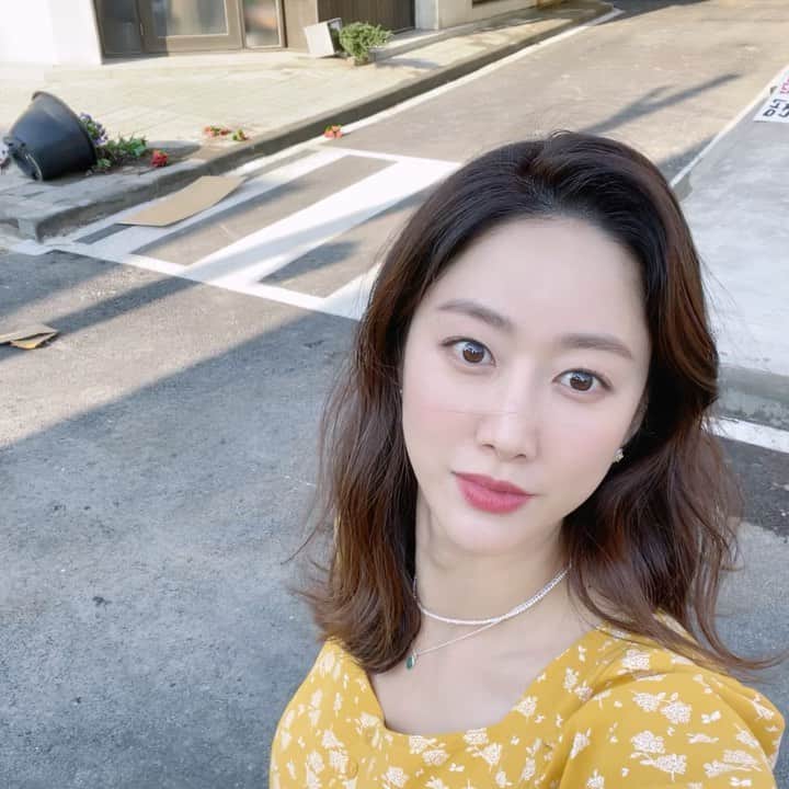 チョン・ヘビンのインスタグラム：「#오케이광자매 광식이 식당옆에  #오월의청춘 셋트장  넘나 재밌게 보고있어요~🥰」