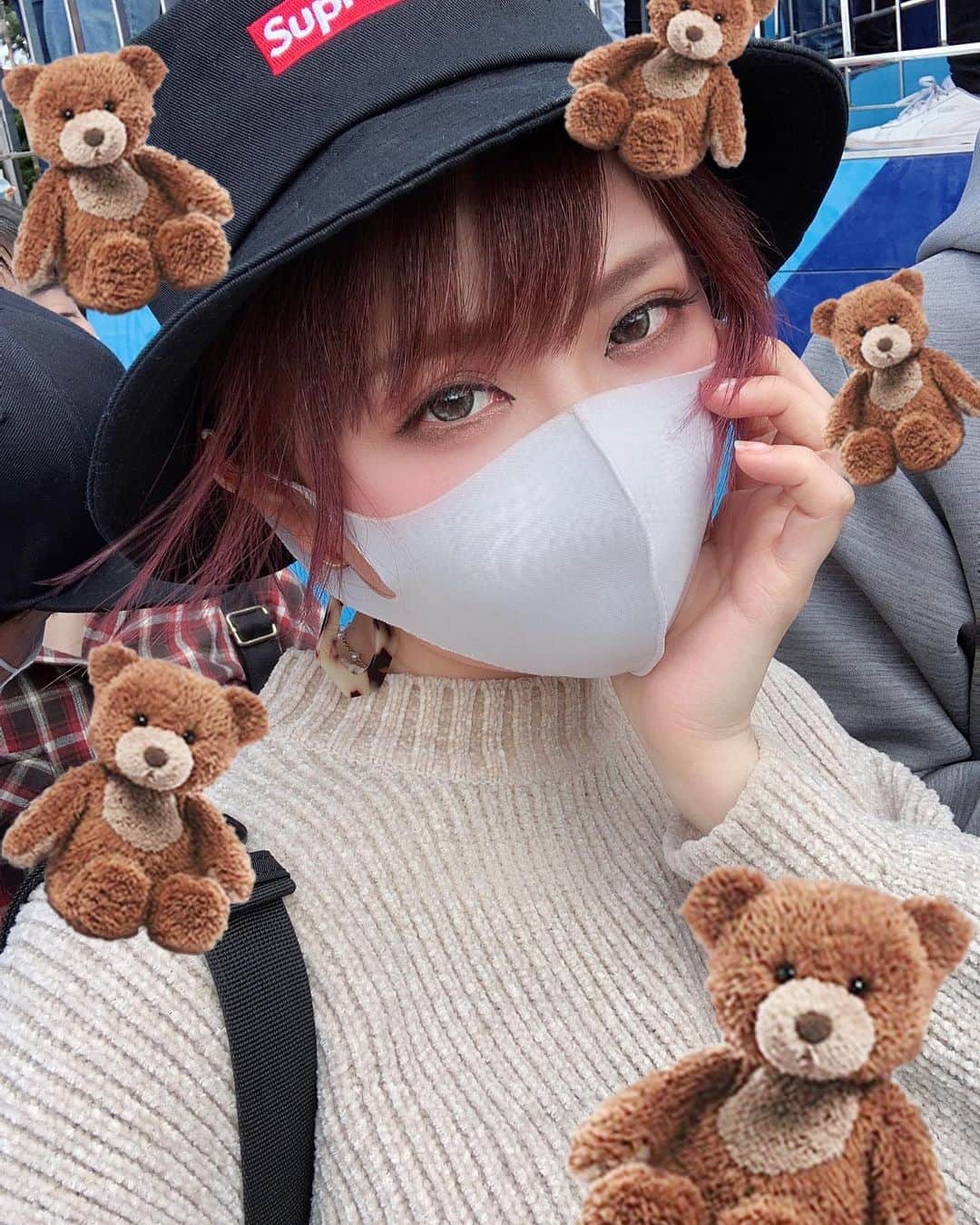 春咲ひなたのインスタグラム：「🧸𖤐⡱ . ねぇねぇ 梅雨早く入ったからと言って 早く終わる訳じゃないんだよね…☔？ . #梅雨#苦手#ジメジメ#🐸 #湿度80パーセント超えはほぼ水中」