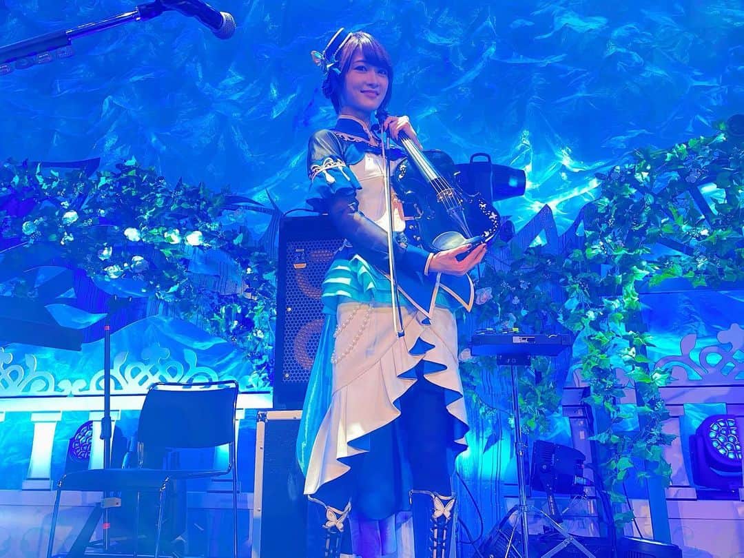 AYASAさんのインスタグラム写真 - (AYASAInstagram)「🦋 このお衣装の色合いとステージセットの相性が最高でした💙 そしてこのフィッシュテールスカートの造形が美しすぎるんです大好き🥰 #スカートの揺れ感大事  ・ ・ #Andante #zepphaneda  #Morfonica #モニカ #八潮瑠唯  #bangdream #バンドリ」5月22日 18時25分 - ayasa_doya