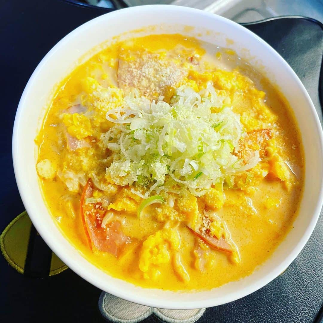 菊地優志のインスタグラム：「辛ラーメンでアレンジラーメン作りました(o^^o)  牛乳350cc、水200ccを鍋に入れ沸騰させ、辛ラーメンの麺と具とスープを入れて4分半煮込み、皿にうつします。  ハムとタマゴの炒めものをのせ、ギザミネギをのせ、ラストに粉チーズをふりかけました^o^  めちゃくちゃ美味しかったです☆☆  是非是非皆さんも試してみて下さい♪♪」