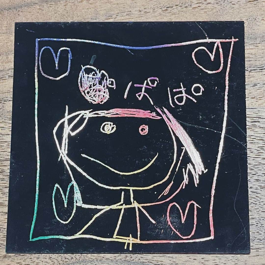 田村淳のインスタグラム：「ぱぱ…長女リヴィ4歳 字や絵が書けるようになってきた 角の♡も可愛いけど ぱの出だしを失敗して、塗りつぶしたが「ぱ」の字の「。」が塗りつぶせてないところが愛おしい^_^ 足短いとこも最高w  リヴィ！ルヴィよ！ 沢山トライして、沢山失敗して… その失敗を乗り越えて前に進むのだ！  #パパも沢山失敗している #失敗を失敗で終わらせたら失敗 #失敗を次に活かせたら成功 #だから #パパもこの先失敗を続けます #失敗の数はチャレンジの数」