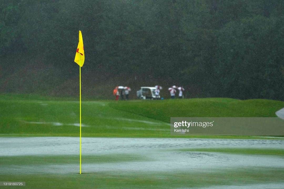 倉田珠里亜さんのインスタグラム写真 - (倉田珠里亜Instagram)「. ツインフィールズ17位Tでした。 2日目はいいゴルフ出来たなぁ🙂 3日間でOUTだけで5オーバーもしてて驚きました🤣🤣笑 最終日とんでもない大雨だったけどグリーンが素晴らしすぎて水捌けめっちゃいいし、大雨なのにスピード落ちてなくて速くて感動しました🥺 リセットしてまた、来週がんばるぞー！！！！ #写真でも伝わる大雨感 #もはや修行 #ツインフィールズレディーストーナメント  #2021」5月22日 10時31分 - julia.kurata