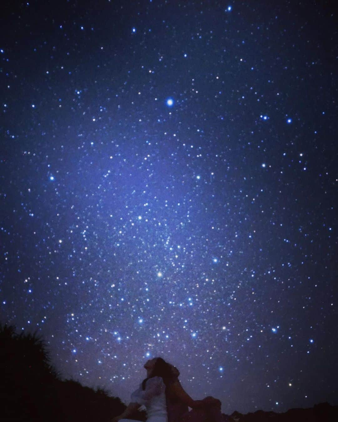 黒川さりなさんのインスタグラム写真 - (黒川さりなInstagram)「. 沖縄の思い出🌺 星空フォトツアー🌌✨ . . 完全にプラネタリウムだった🥺💓 こんなに綺麗に星が見えるのは 宮古島でしか見られないと思う🤫 . みーちゃんと友達フォト📸✨ @xx_mimi25  . 📸カメラマンさん @masaru_tabiwaku  . . まさるさんがほんとに 写真撮るの上手すぎて また宮古島行ったら 写真撮ってもらお〜♡♡ . . #沖縄 #星空撮影 #星空 #星空ツアー宮古島 #宮古島 #友達フォト#自然の美しさ #プラネタリウム #天然プラネタリウム #感動」5月22日 10時45分 - momo_sari02