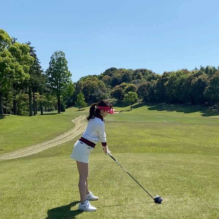 三浦マキのインスタグラム：「Golfing!!!  最近またハマり始めたゴルフ⛳️ 皆さまから好評(？)の、フラメンコスイングも復活💃  #golf #golfing」