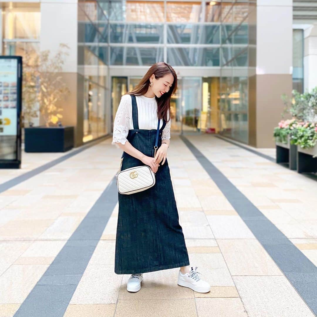 磯部奈央さんのインスタグラム写真 - (磯部奈央Instagram)「Coordinate♡ . あゆみっぴのお誕生日お祝いランチで着ていたお洋服🤍 . . #tops ... #gracecontinental  #skirt ...#tommorowland  #bag …#gucci  #shoes ...#jimmychoo  . . . .  #coordinate #ootd #instafashion #outfit #コーデ #シンプルコーデ #ファッション #コーディネート #カジュアル #ママコーデ」5月22日 11時35分 - nao_isobe729