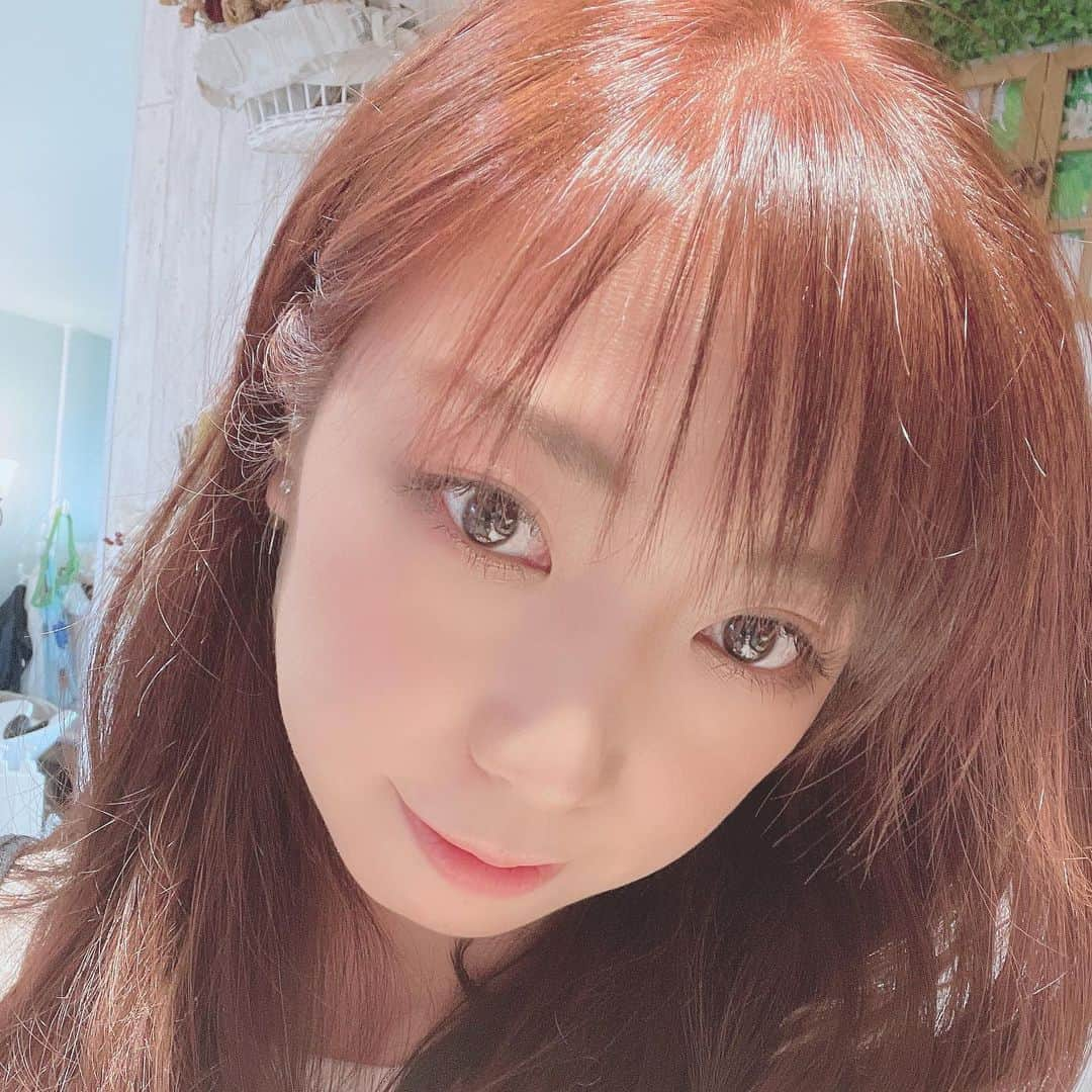 黒木優子さんのインスタグラム写真 - (黒木優子Instagram)「昨日は美容室KOUへ❤️  本来なら23日試合だったので髪編み込みする予定だったのですが、6月7日に延期になったので髪染めに変更−🎶  ずっと黒だったのを少し明るく🔆  いぃ気分転換になりましたぁ−🥰  いつもみわさん•しばさんありがとうございます😊❤️❤️❤️  最後の写真は…またヅラで遊んだなり−🎶笑  このヅラの髪が何本かエクステで私の髪につけられました😝  #美容室KOU ＃糸島 #気分転換」5月22日 11時46分 - yuko.kuroki