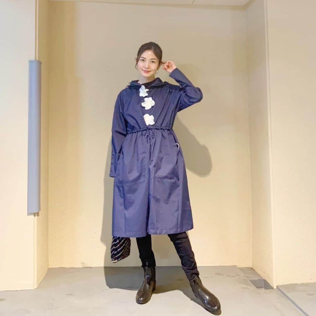 宇井愛美のインスタグラム：「@chesty_official の展示会でオーダーしていたレインコート☂️ . ウエストマークできてワンピースのように着れるし、ラインもキレイ💙💙 . . . . .  #雨の日コーデ #レインコート #レインコートコーデ」