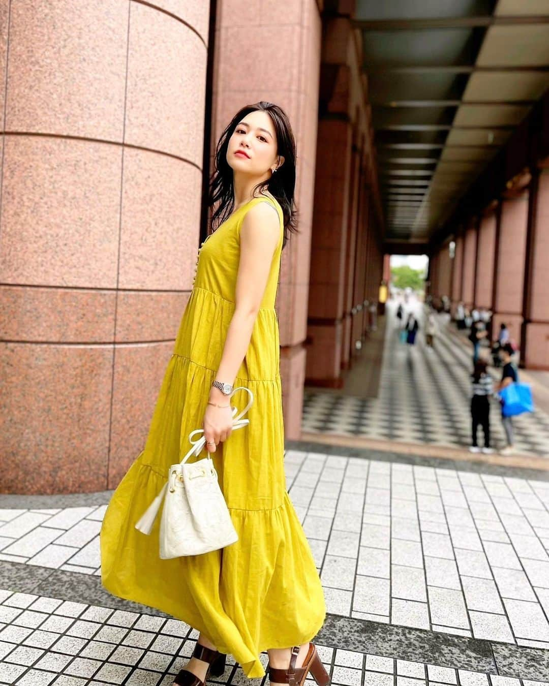 石井里奈さんのインスタグラム写真 - (石井里奈Instagram)「こんにちは👗❤ . 今日は先取り初夏コーデ💕✨ なんだかんだお出かけするときとかジム行く時とかストンとした締め付け感無いワンピースって重宝するよね🎶 . 楽なのに可愛いって無敵‼️ . dress... @acym_official  bag... @grace_continental.div  sandals... @dianashoespress  . ACYMのAiry 2way button ワンピース👗🧡これ前後で2wayで着こなせるの💕このカラーが初夏らしくてすっごく可愛いでしょ！ . スーパーに行くのもジム行くのもぴったり🙆‍♀️グレースのカーヴィングシリーズのバッグと相性ばっちり🧡 . 今日はお仕事して、ずっといきたかったサウナに🧖‍♀️✨ みなさんも素敵な休日を💕 . #りなまるコーデ #夏コーデ #マキシワンピ #イエローコーデ #イエロー #ACYM #ファッション通販 #yellow #ロングスカート #黒髪 #夏服 #リゾートコーデ #gracecontinental #今日のコーデ #きょコ #夏服コーデ #初夏 #初夏コーデ #ワンピース #カラードレス #カラーコーディネート #黄色 #黄色コーデ #韓国ファッション #オルチャンメイク #オルチャン #韓国コーデ #韓国ヘア #韓国コスメ #韓国メイク」5月22日 12時36分 - ri7tin1025