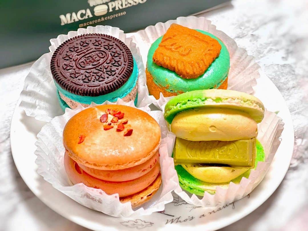 一城あやののインスタグラム：「MACA PRESSO MACARONS🍭💛 ベルギーに住んでた頃からの友達に、トレンドのマカロンもらった嬉し☺️しっかりボリュームあるしかわいすぎるし何より美味しい(@￣ρ￣@)💛 @macapresso 新大久保 . . . . . . . . . . . #macapresso #macaron #macarons  #macaronlover #macaronart  #kawaiifood #cafestagram  #japanesefood #japanesesweets  #koreandessert #カフェ好きな人と繋がりたい #マカロン #マカロン専門店  #スイーツ女子 #スイーツ部  #韓国カフェ #韓国スイーツ #韓国好きな人と繋がりたい  #トレンド #流行り #流行りのやつ  #新大久保 #新大久保カフェ #新大久保マカロン #かわいいスイーツ #oreomacarons #lotus #kitkat #キットカット #オレオ」